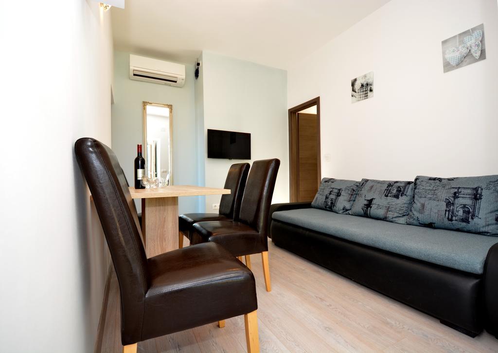 Apartments Clara Nin Bagian luar foto
