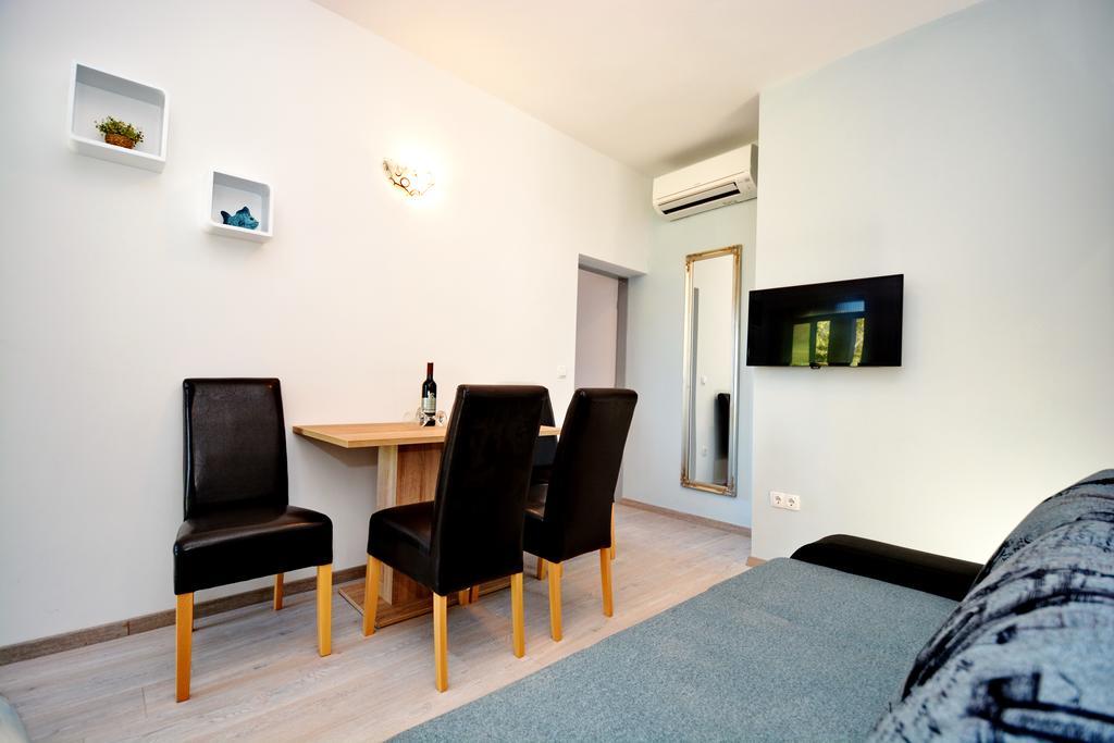 Apartments Clara Nin Bagian luar foto